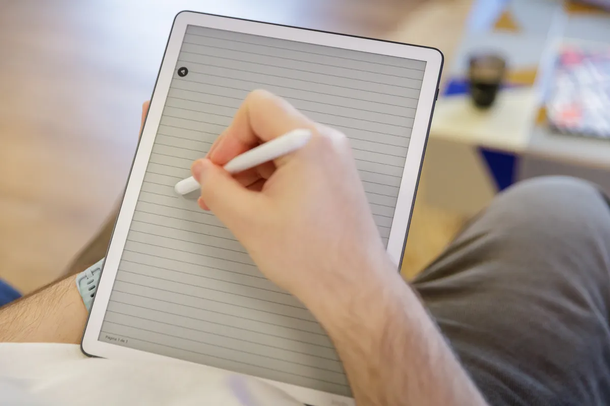 Imagem da matéria: Kindle Scribe 3 me fez voltar a escrever à mão, mas não aposentou meu Kindle Paperwhite