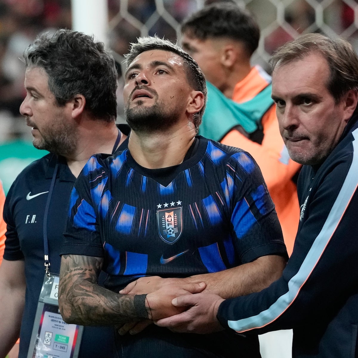 Arrascaeta sofre fratura no punho em jogo do Uruguai, passará por cirurgia e preocupa o Flamengo