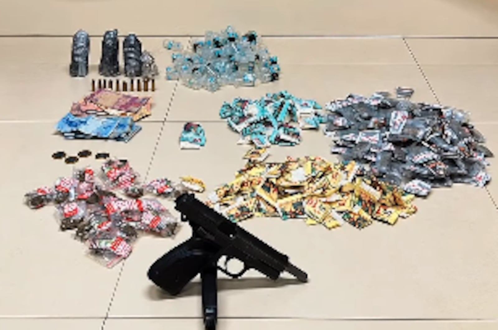 Agentes do 18º BPM apreenderam pistola, munições, artefatos explosivos e drogas Reprodução/Polícia Militar