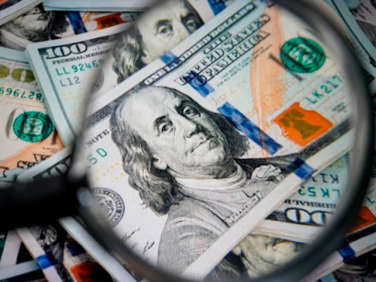 Dólar fica estável com queda do petróleo e apesar de alta dos juros nos EUA