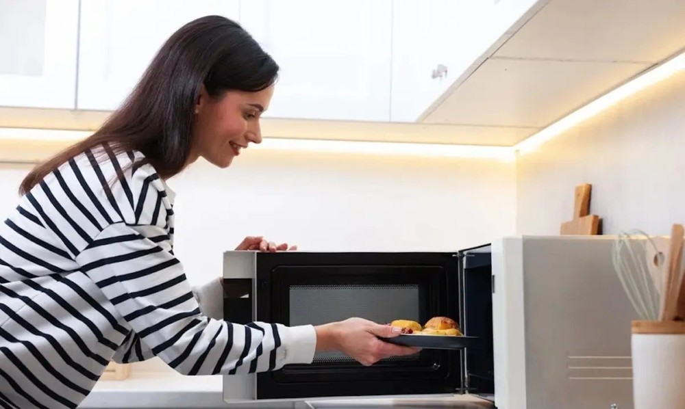 Pequenos cuidados ajudam a melhorar o uso do micro-ondas e o aquecimento dos alimentos. — Foto: Reprodução/DCM