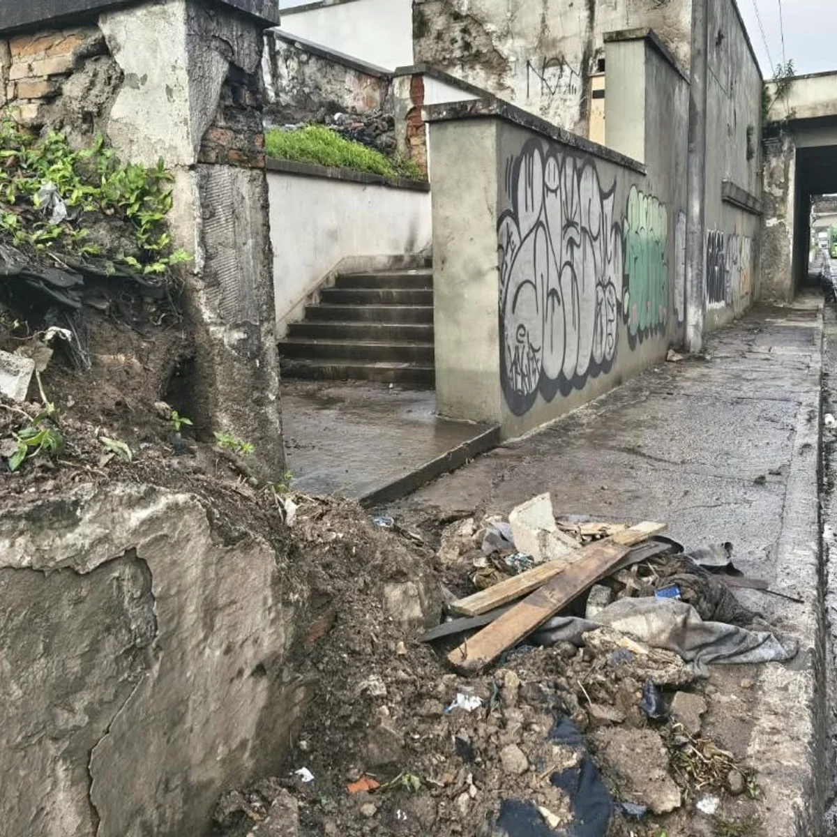 Suja e depredada: Ponte das Bandeiras enfrenta abandono 2 anos após obras