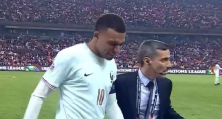 Mbappé machuca joelho em gol e causa apreensão na França