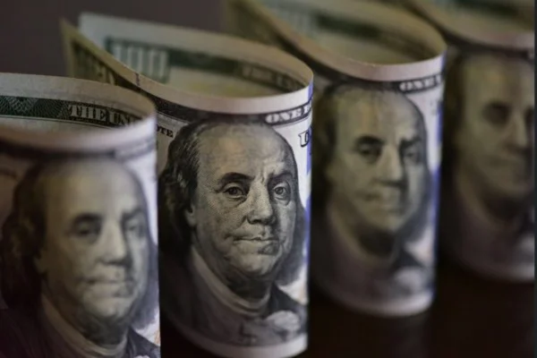 Dólar abre em ligeira queda à espera de definição da Selic