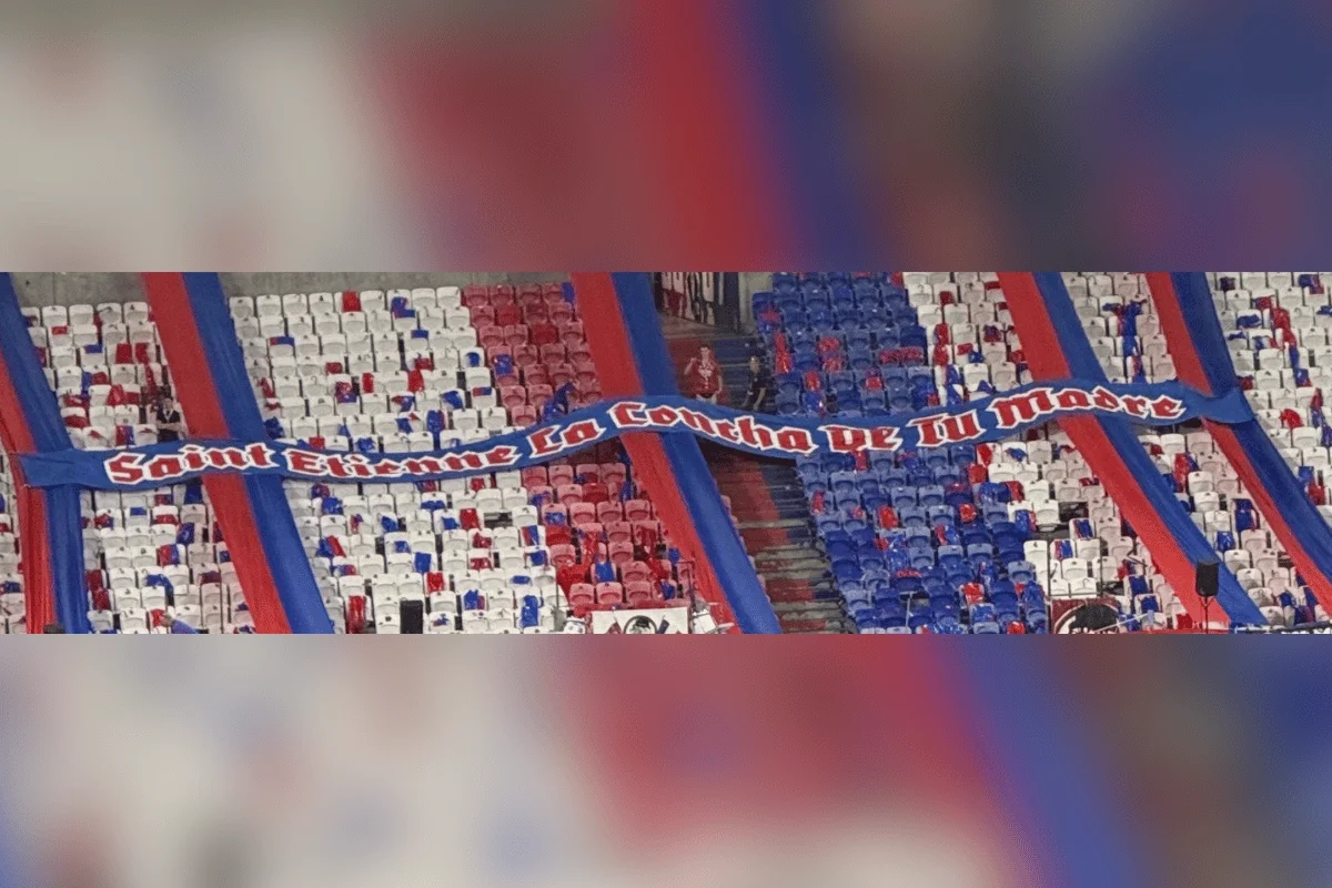 Lyon x Rennes é interrompido por faixa ofensiva e cantos homofóbicos