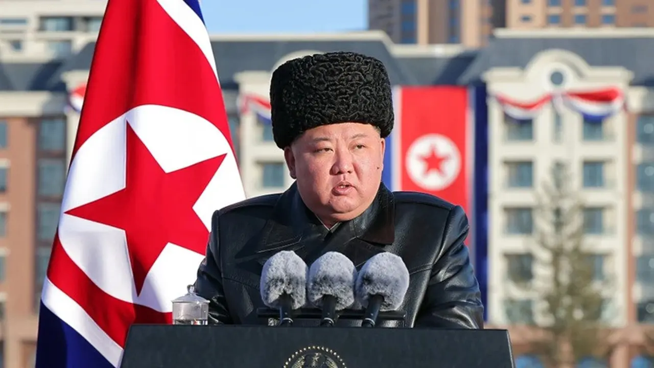 Kim Jong Un menyampaikan pidato dalam upacara peresmian Jalan Saeppyol di Pyongyang, Minggu (15/2/2026), dalam foto yang dirilis pemerintah Korea Utara.