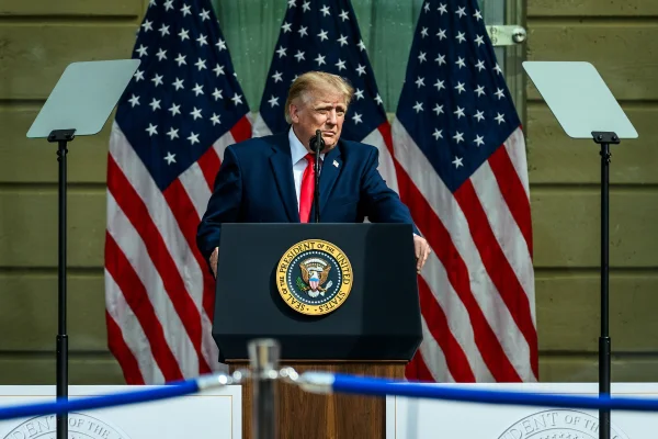 Trump volta a barrar jornalistas na Casa Branca mesmo após decisão judicial