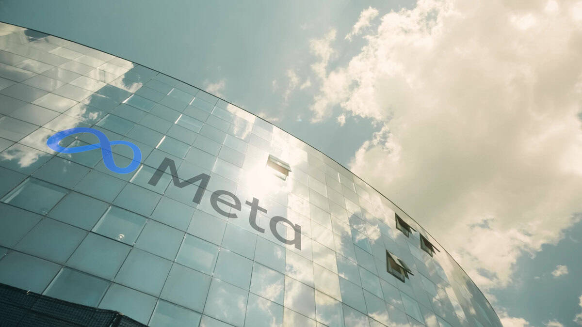 logotipo da Meta em um moderno edifício de escritórios,