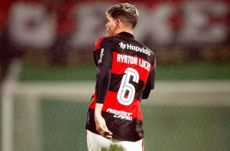 Ayrton Lucas leva a pior em dividida, e deixa jogo do Fla logo aos quatro minutos
