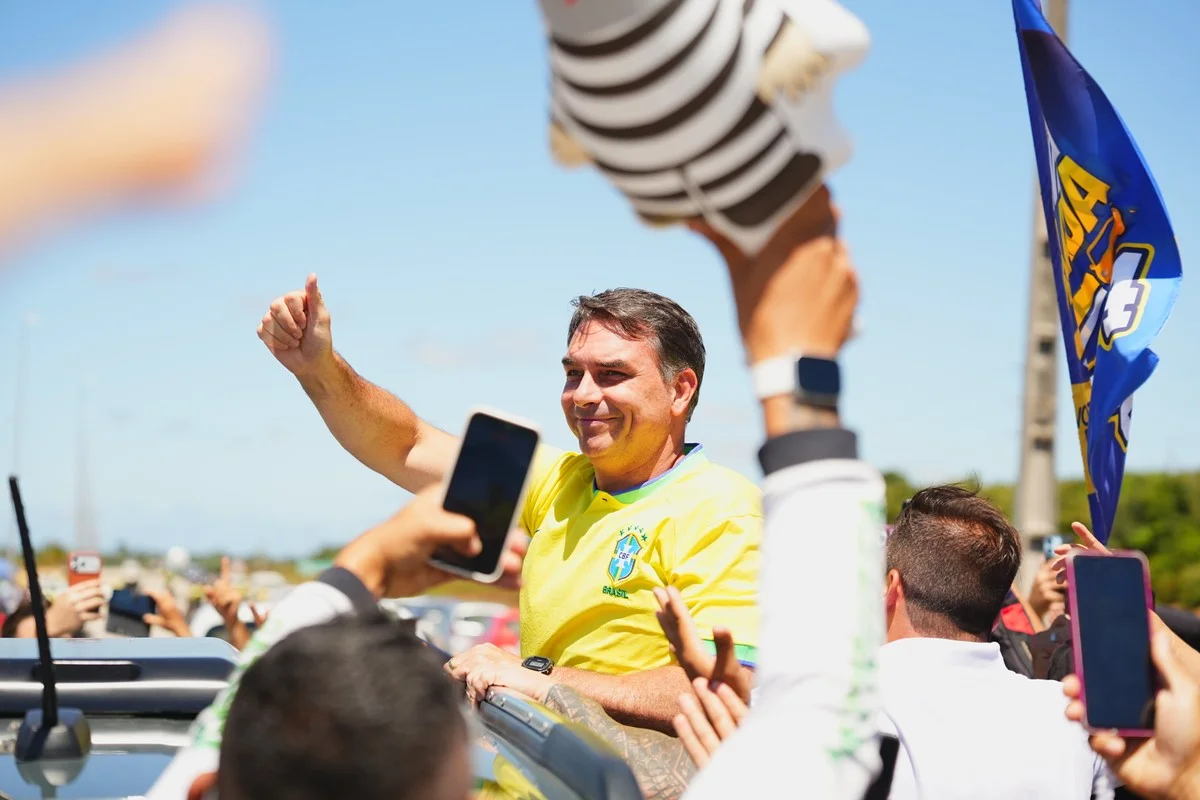 Flávio poupa Nunes Marques e mantém ofensiva para ligar Moraes a Lula