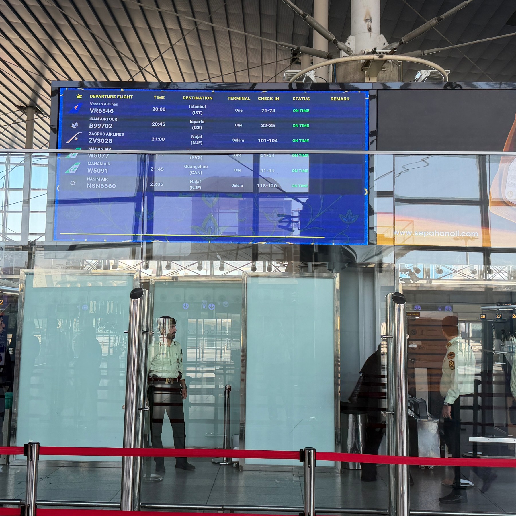 Emirados Árabes Unidos suspende voos de companhias aéreas iranianas enquanto sanções dos EUA pressionam o setor aéreo do Irã