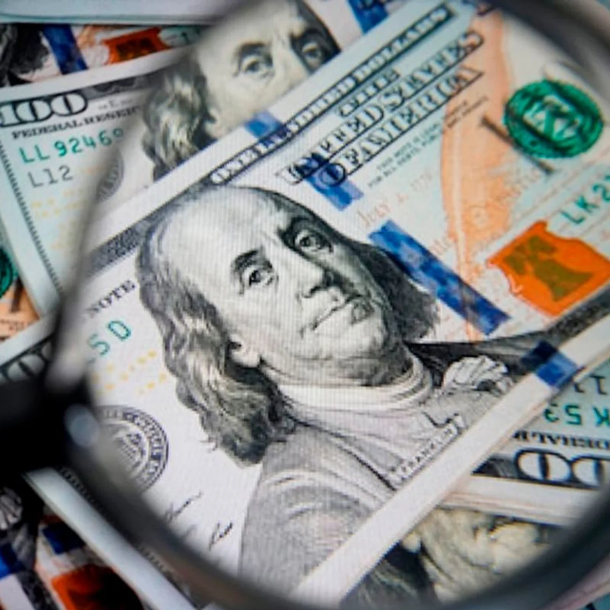 Dólar fica estável com queda do petróleo e apesar de alta dos juros nos EUA