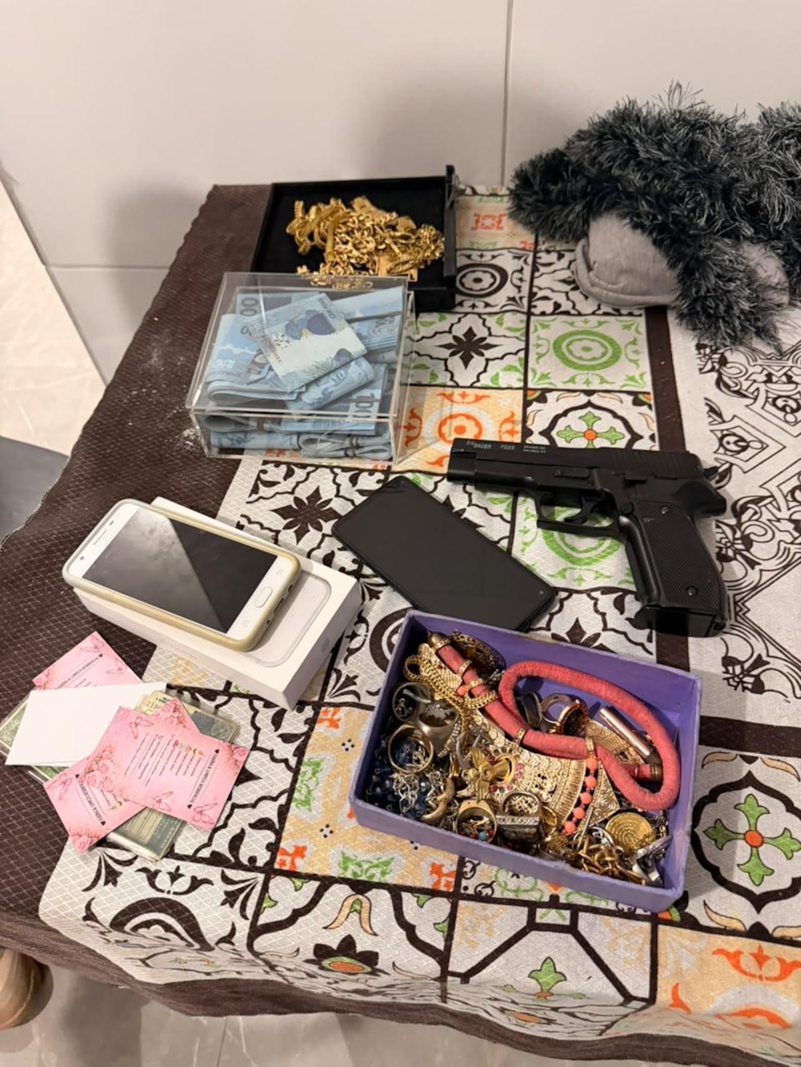 Joias, dinheiro falso, simulacro de arma de fogo e outros materiais foram encontrados durante cumprimento de mandado na casa da investigada Polícia Civil/Material obtido pelo Na Veia