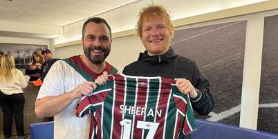 Ed Sheeran recebe camisa do Fluminense das mãos do presidente Mario Bittencourt Foto: Reprodução/Instagram/Fluminense