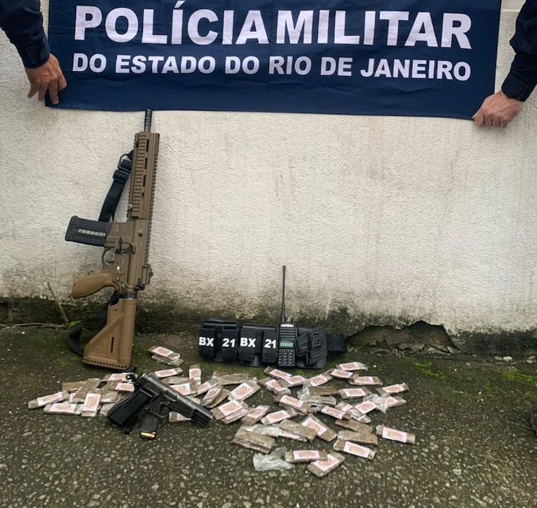 PM apreende fuzil e prende suspeito apontado como gerente do tráfico em Duque de Caxias
