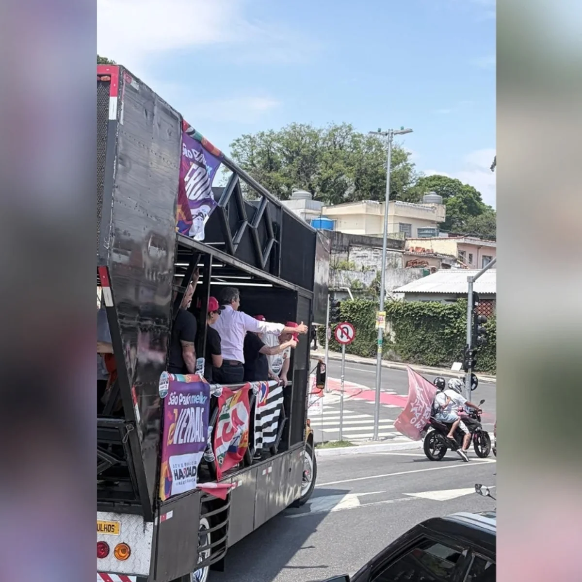 Haddad interrompe carreata após se incomodar com fumaça de escapamento