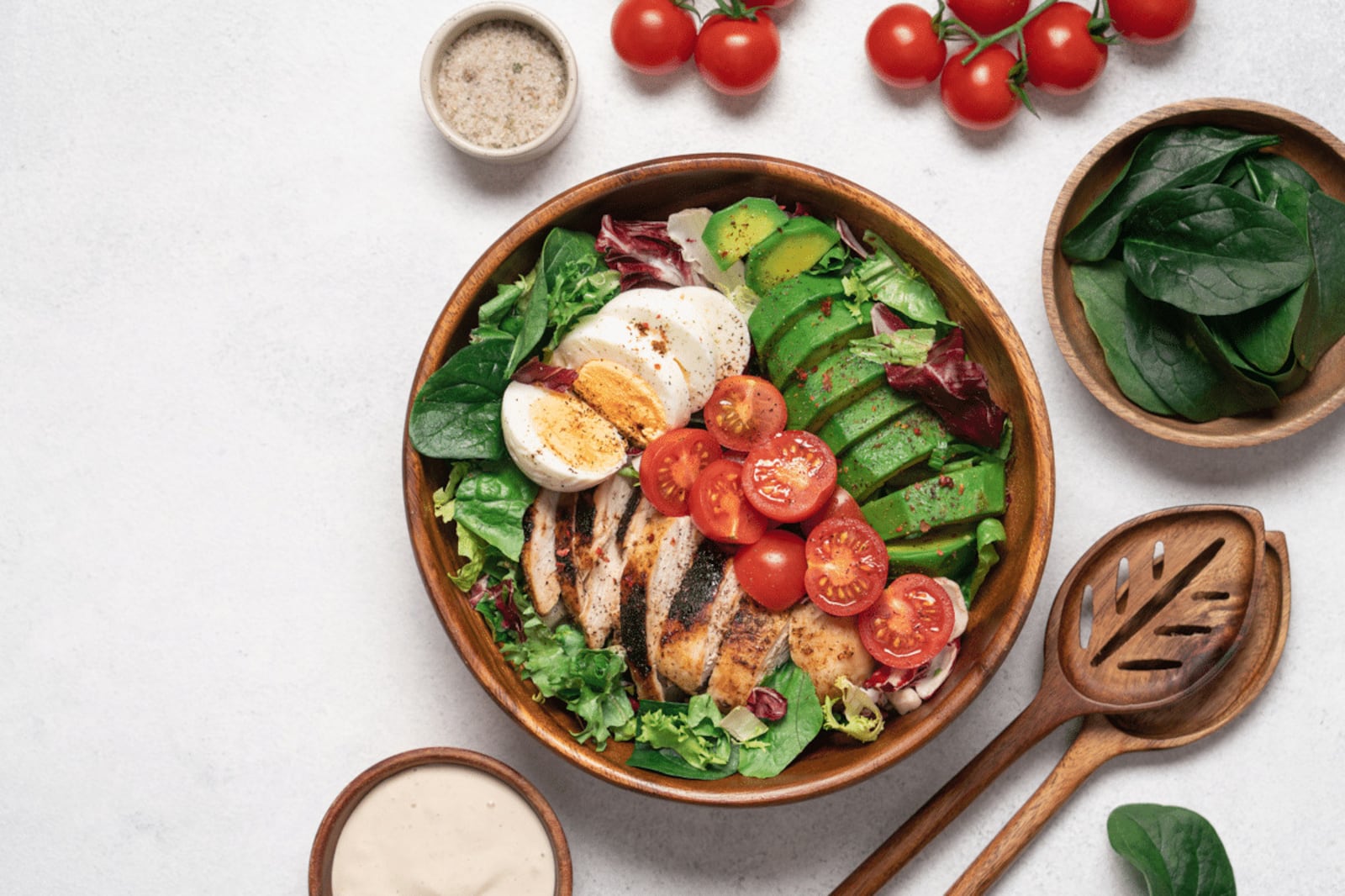 Jantar completo sem complicação: aprenda a fazer essa salada proteica com frango, abacate e ovo Portal EdiCase