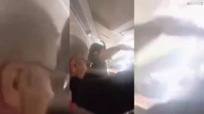 Em um vídeo aterrorizante de meio voo, passageiros de um avião gritam enquanto uma agitação violenta faz os painéis do teto da cabine voarem.