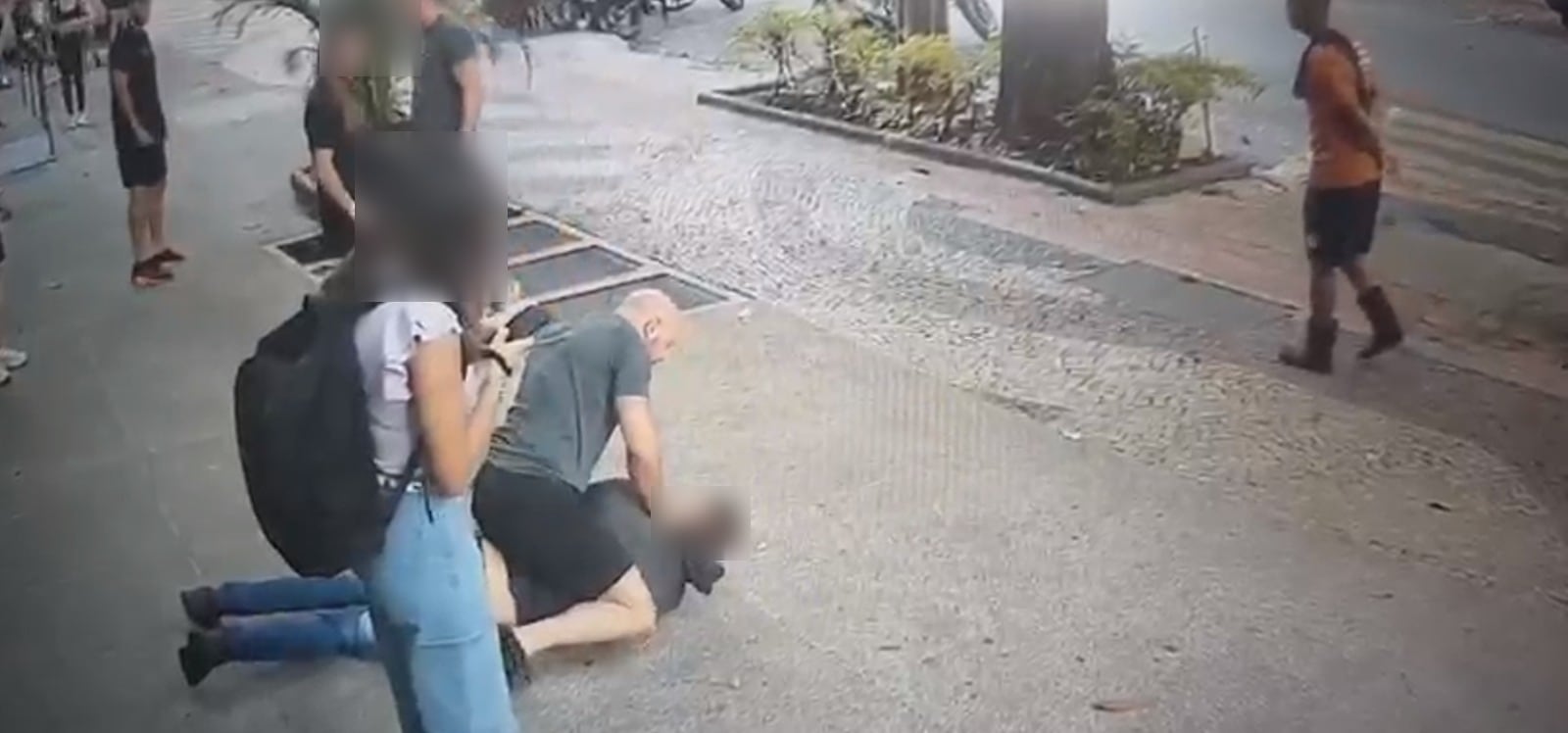 O policial alcançou e imobilizou o suspeito em via pública. O celular foi recuperado e devolvido à vítima