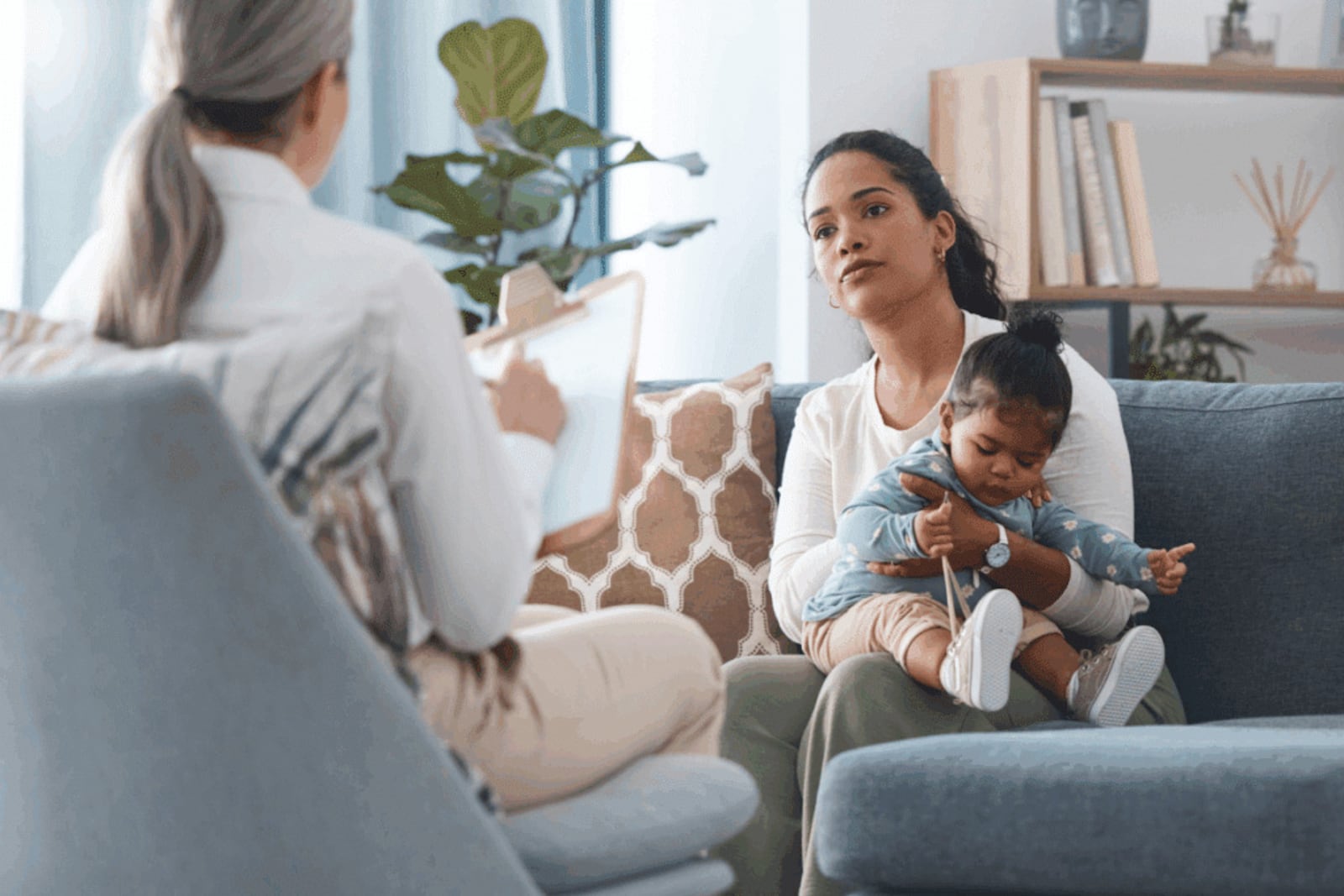 Tristeza persistente, falta de energia e dificuldade de conexão com o bebê são sinais que merecem atenção e podem indicar a necessidade de buscar ajuda profissional Imagem: PeopleImages | Shutterstock