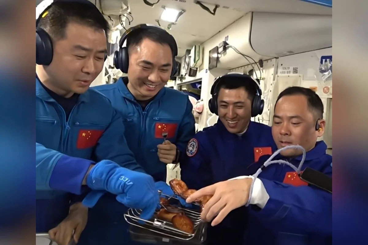 Astronautas chineses comem frango frito
