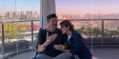 Lito Sousa chora e é acolhido pela esposa Foto: Reprodução/Youtube
