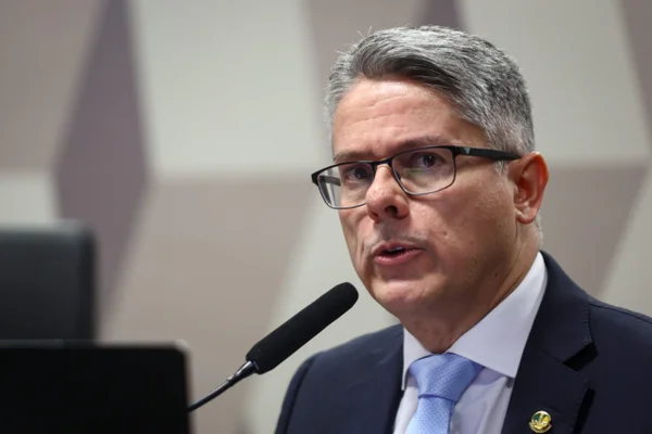 Alessandro Vieira vai ao STF para cobrar CPI contra Moraes e Toffoli