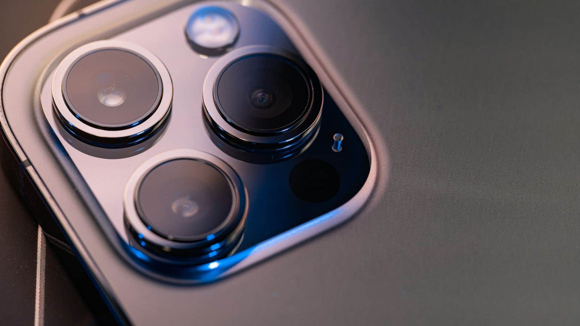 Câmera tripla de um iPhone da Apple