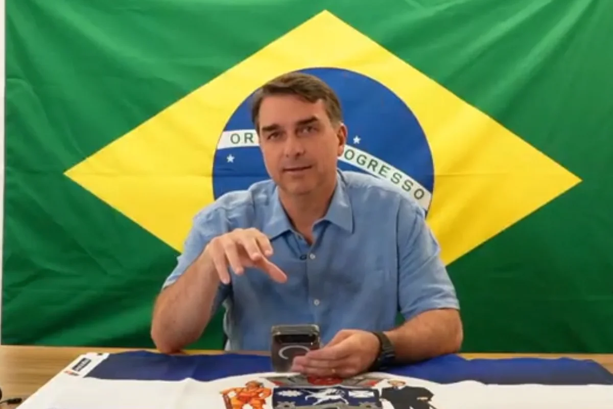 Flávio comenta julgamento no STF e diz que Lula dividiu poder com Moraes