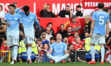 City vence United com um a menos no dérbi de Manchester e mantém 100% na Premier League