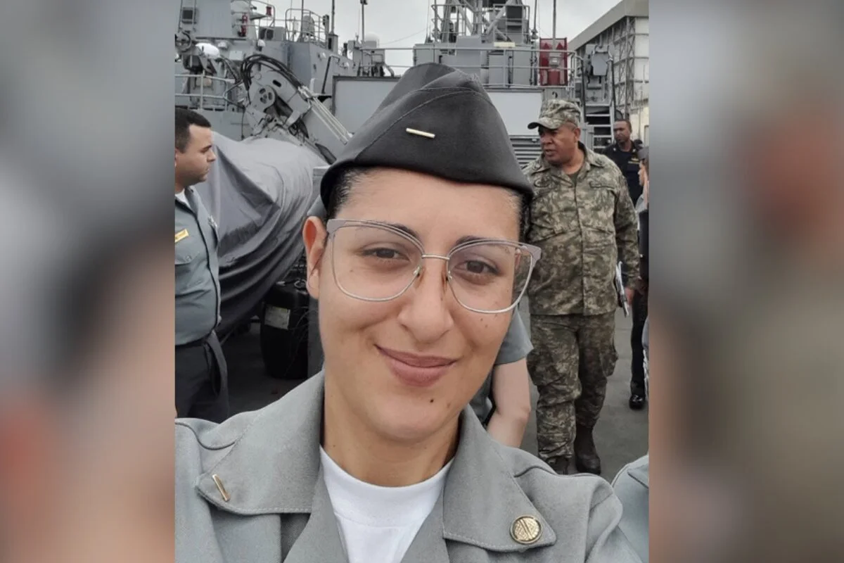 Mulher com uniforme da marinha - Metrópoles