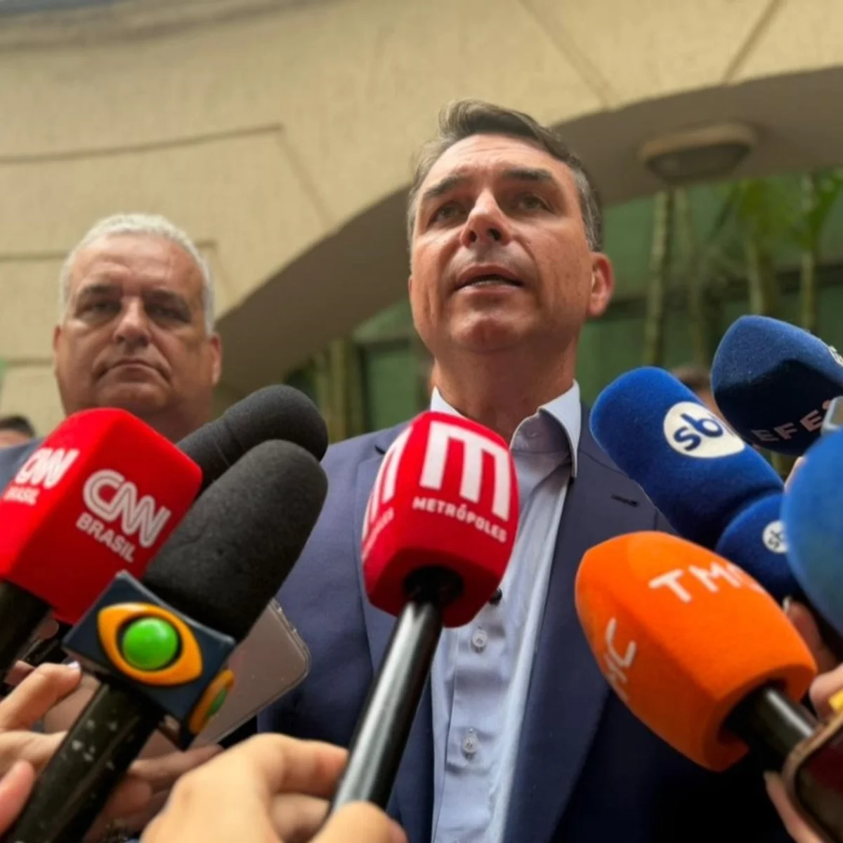 BTG/Nexus: com 50%, Flávio Bolsonaro lidera em rejeição; 49% rejeitam Lula