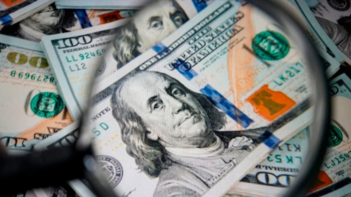 Dólar fica estável com queda do petróleo e apesar de alta dos juros nos EUA