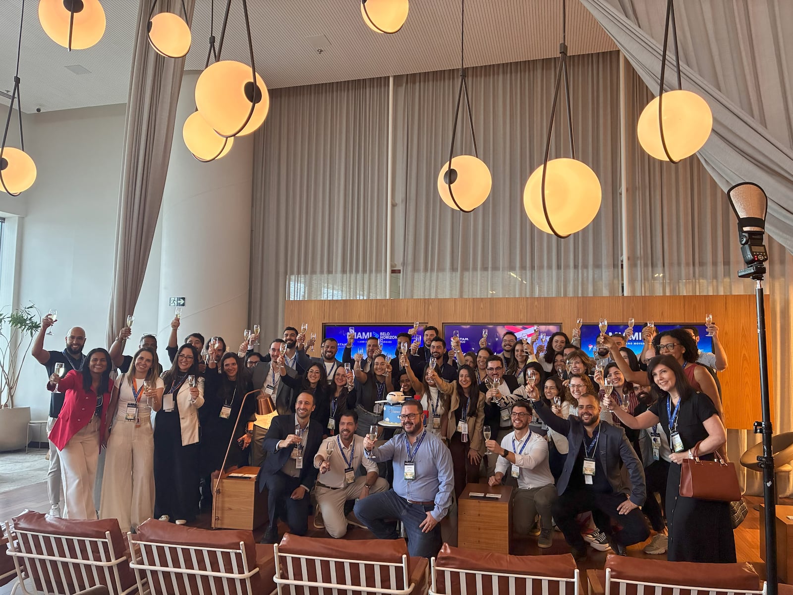 Representantes do Aeroporto de Confins e da LATAM Cargo brindaram marca BH Airport