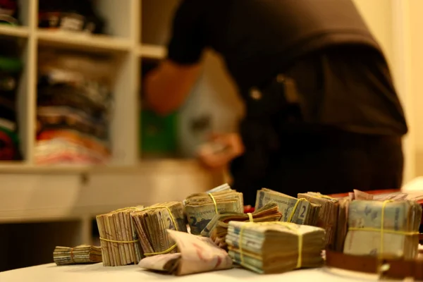 Quadrilha do dendê: PF acha pilhas de dinheiro escondidas em guarda-roupa