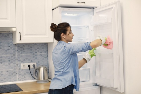 Como tirar cheiro ruim da geladeira: 8 truques para resolver