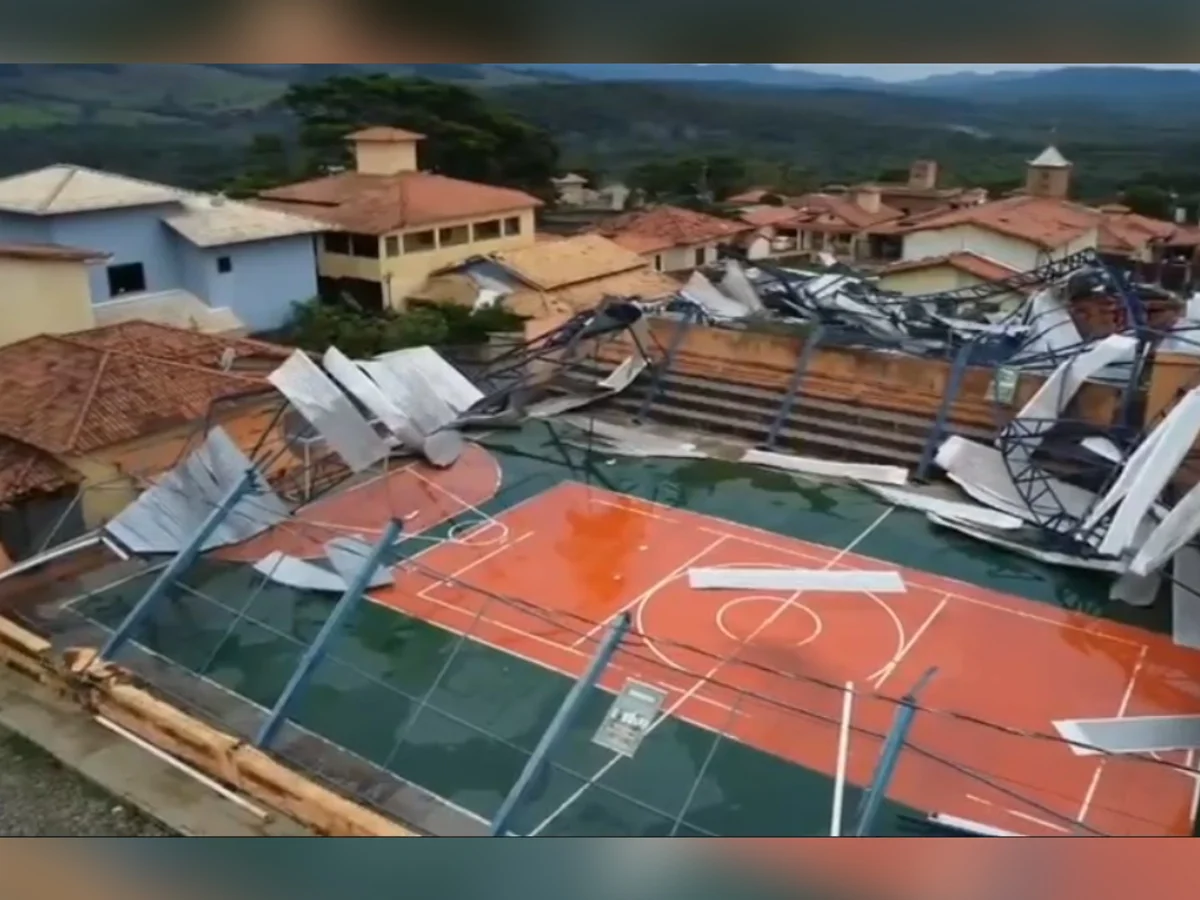 Cobertura de quadra desaba sobre casas e deixa moradores desalojados em MG