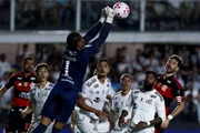 Diógenes, do Santos, afasta a bola da área no jogo contra o Flamengo