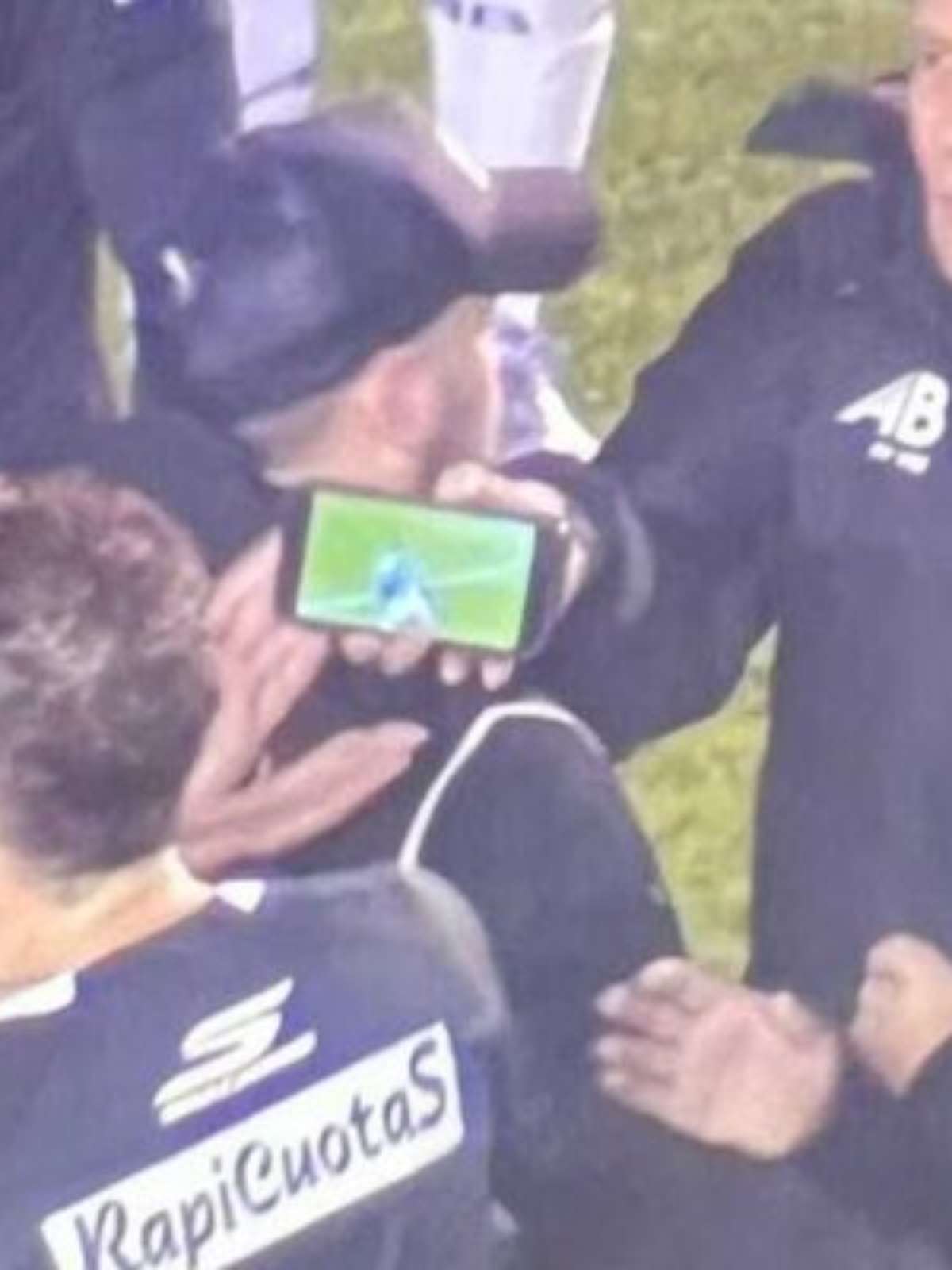 Vídeo: árbitro anula pênalti após jogador mostrar o "celuVAR"