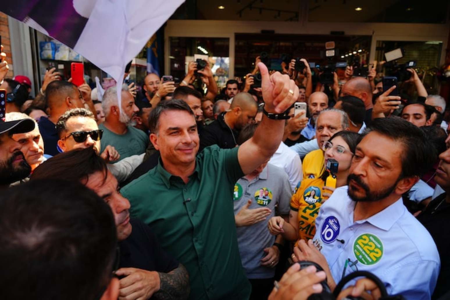 O senador Flávio Bolsonaro durante ato de campanha