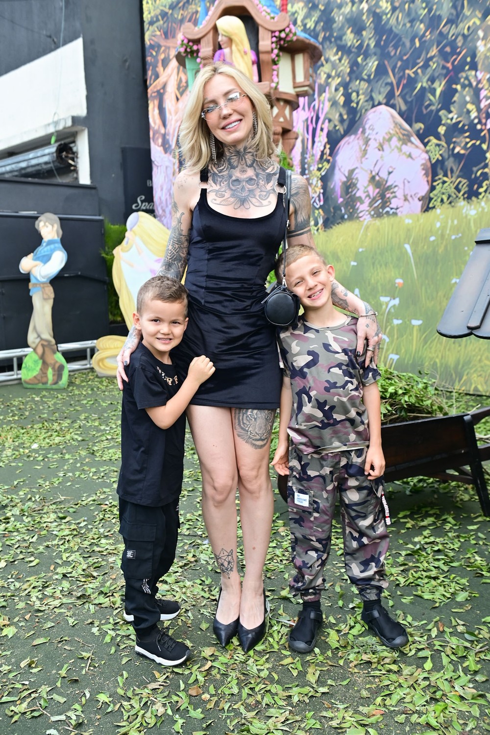 Separados, Zoo e Christian Figueiredo levam filhos à festa de filha de Lucas Bley e Lucas Rangel