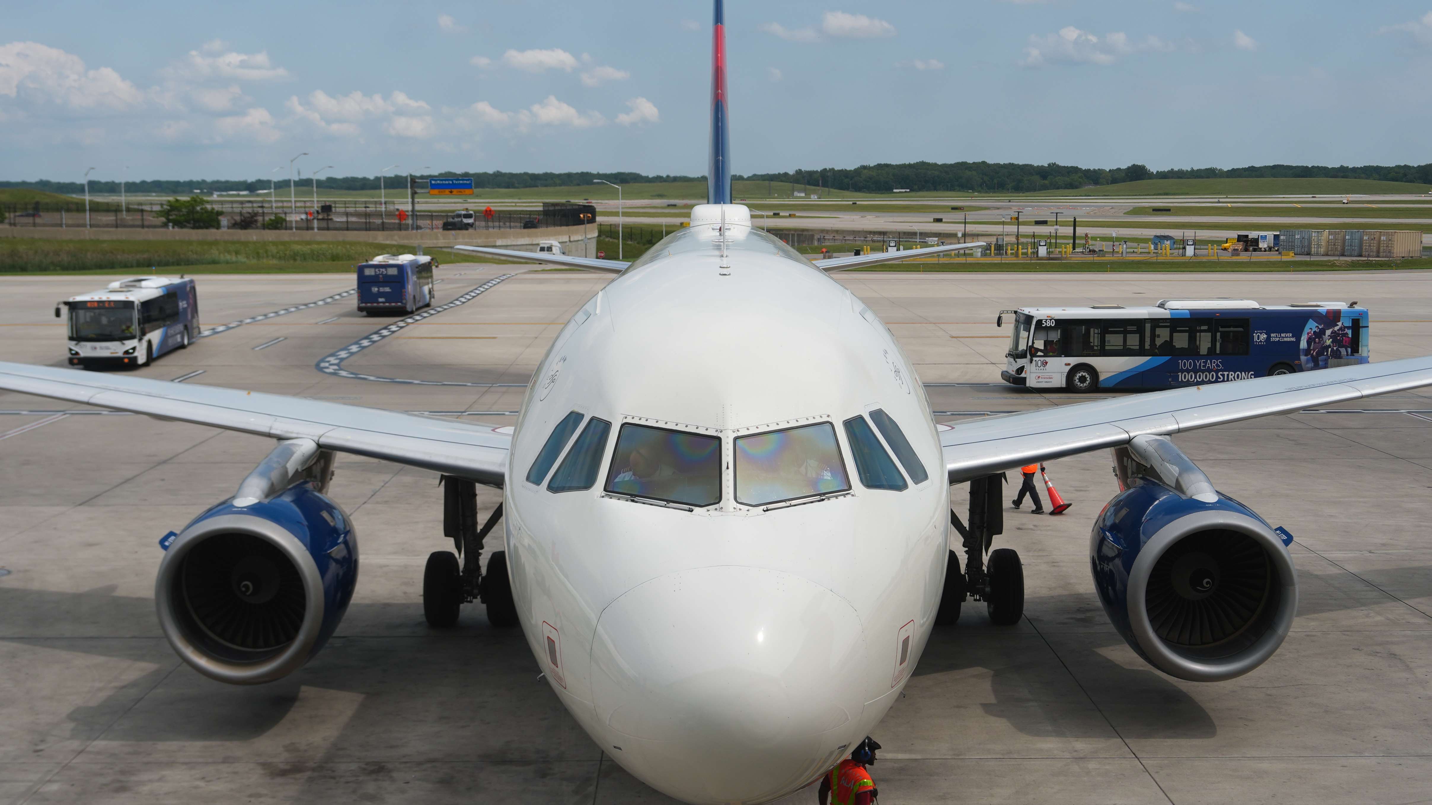 Quais companhias aéreas poderiam acompanhar a demanda premium diante do aumento dos custos com combustível