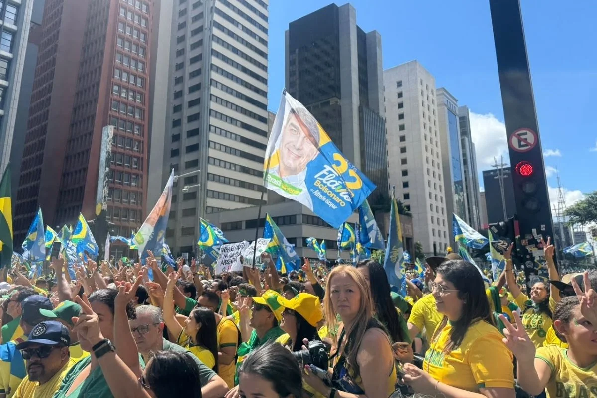 Imagem colorida mostra manifestação com Flávio Bolsonaro e Tarcísio de Freitas na Avenida Paulista. Metrópoles
