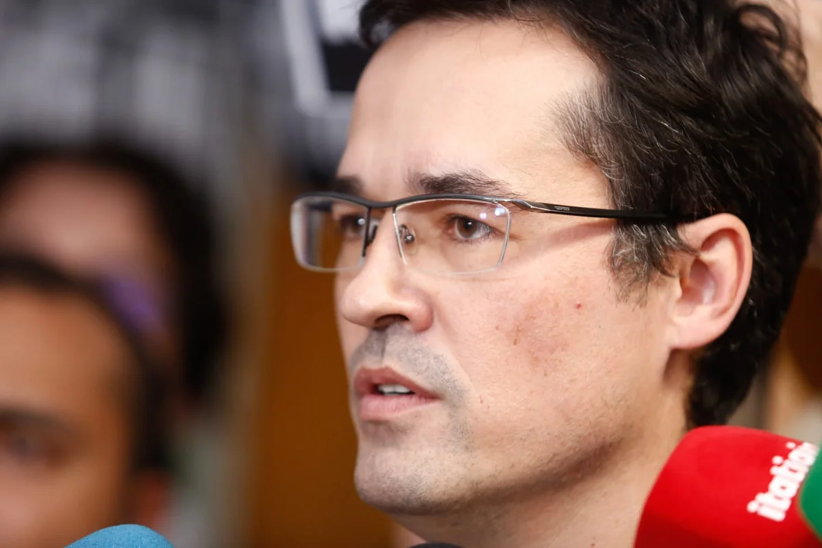 Ministro do TSE diz a Dino que Deltan tentou escapar da inelegibilidade