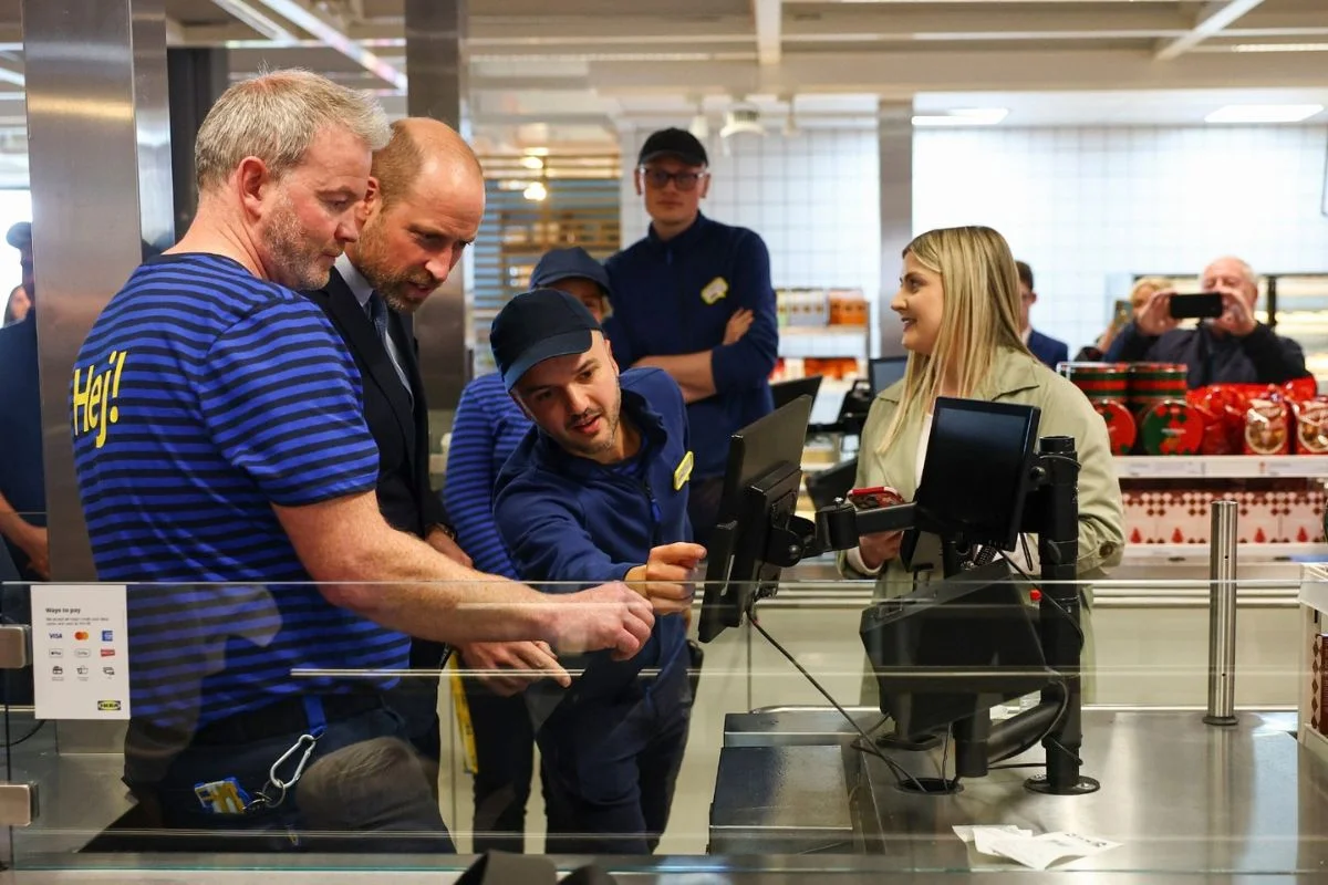 Foto do príncipe William usando monitor em caixa de cafeteria, onde esteve com Kate Middleton - Metrópoles