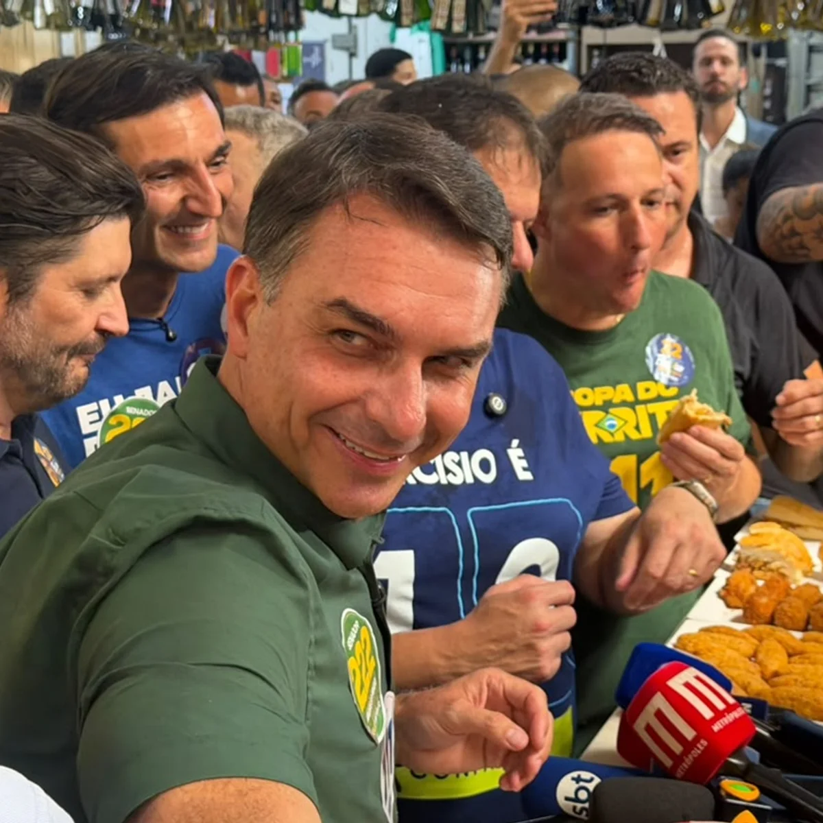 Flávio Bolsonaro foge da raia para escapar aos ataques de Renan Santos