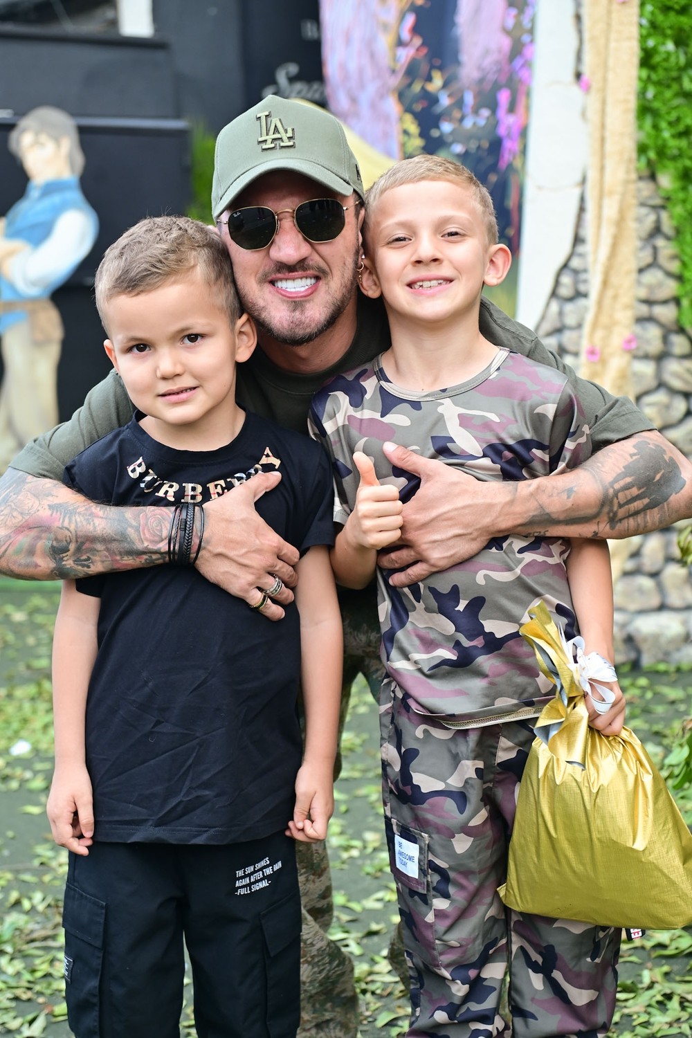Separados, Zoo e Christian Figueiredo levam filhos à festa de filha de Lucas Bley e Lucas Rangel
