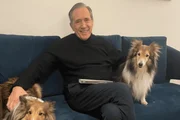 Marco Antônio Villa e dois cachorros.