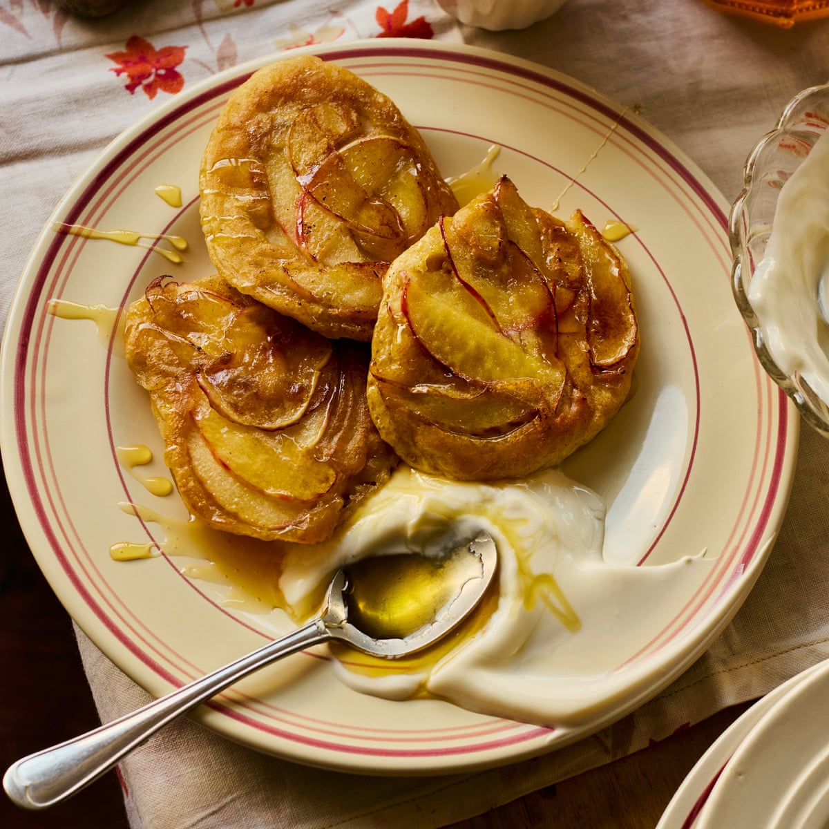 De panquecas para o café da manhã a acompanhamentos para o jantar e pudim: as receitas de maçã de Alissa Timoshkina