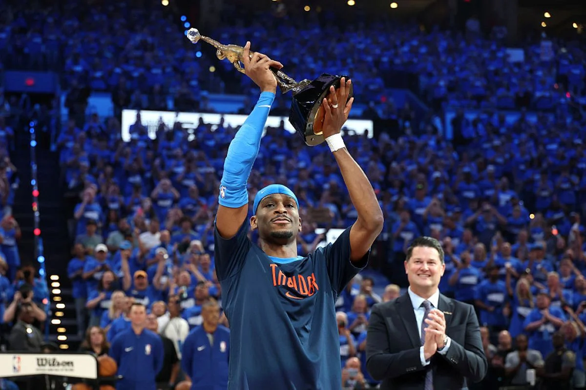Foto colorida de Shai Gilgeous-Alexander com o prêmio de MVP da temporada - Metrópoles
